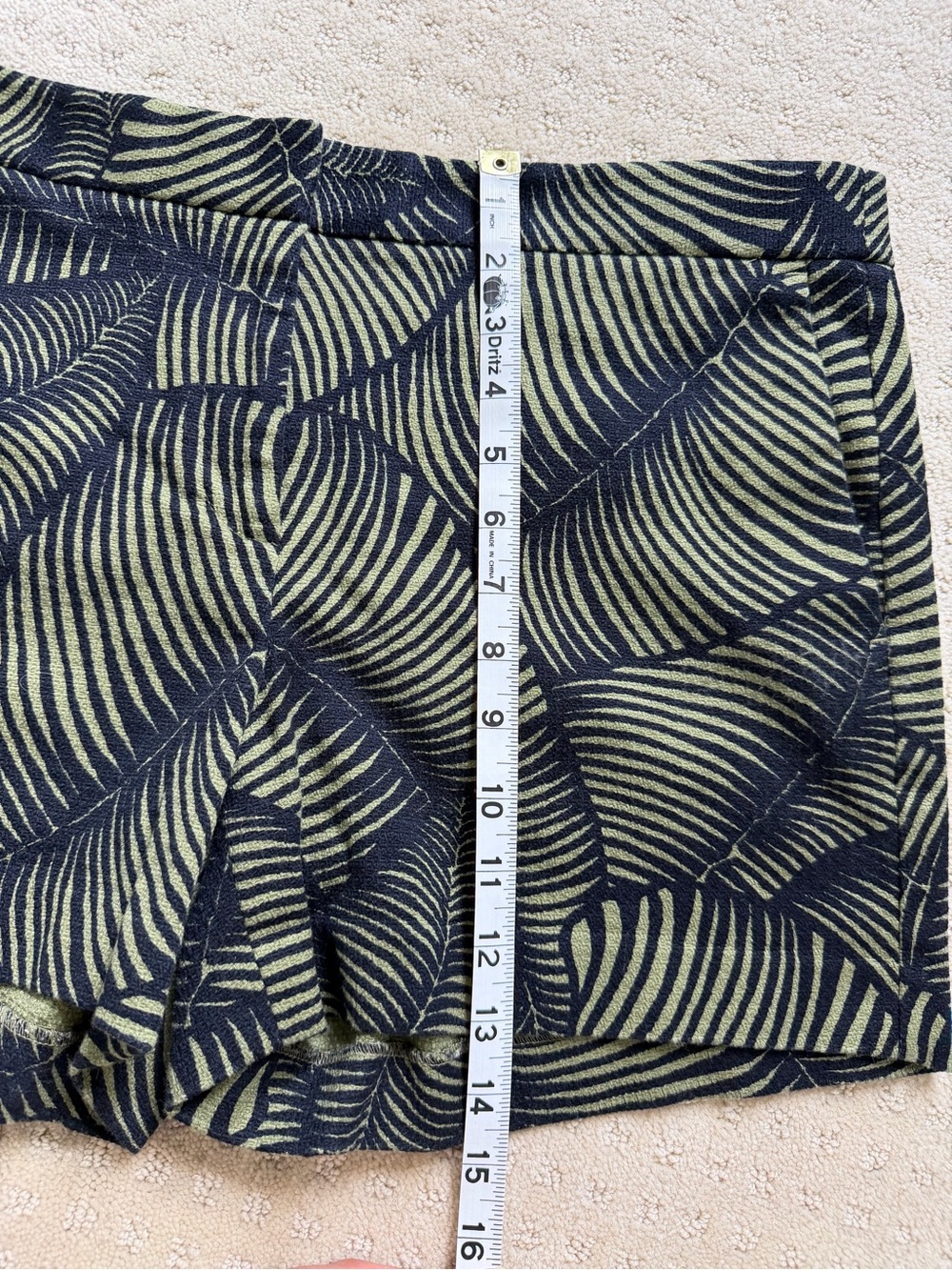 Ann Taylor Women's Green Leaf Print Shorts, size 10